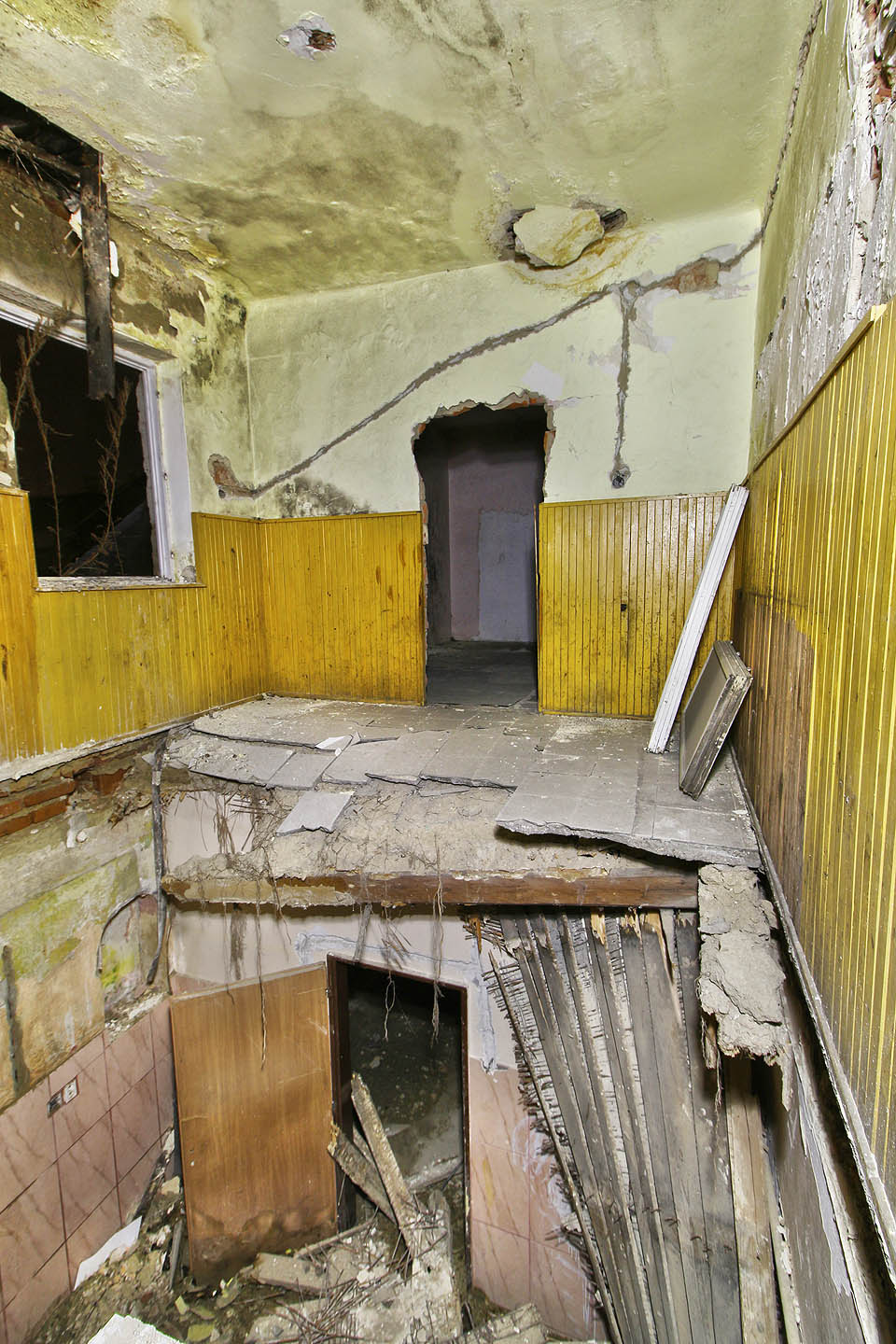 Trakt obrácený do Jeronýmovy ulice ovšem silně utrpěl zanedbaností domu. Alespoň může posloužit jako pomůcka pro pochopení konstrukce tehdejších stropů.