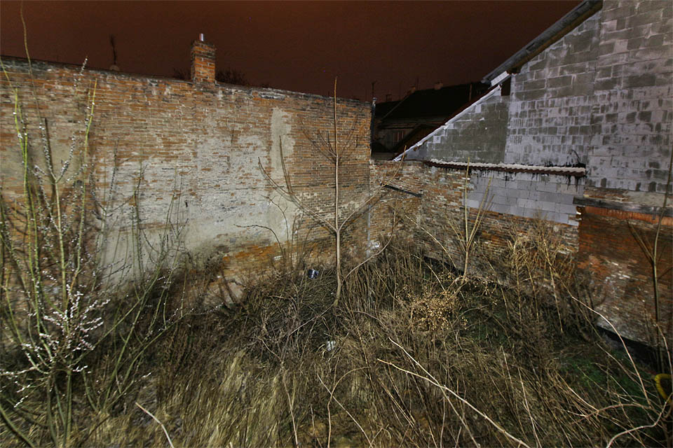 Do dvora domu nevedou okna z žádného z okolních domů. Opuštěný areál byl roky uzavřen jenom sám do sebe.