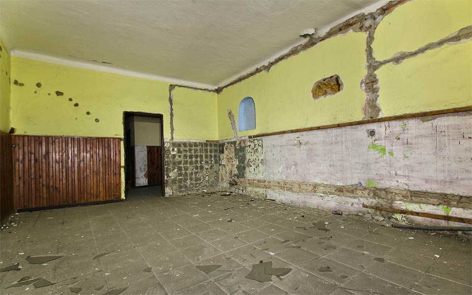 Pravděpodobně kuchyně velkého bytu v horním patře domu s roztomilou nikou třeba na svatou sošku.