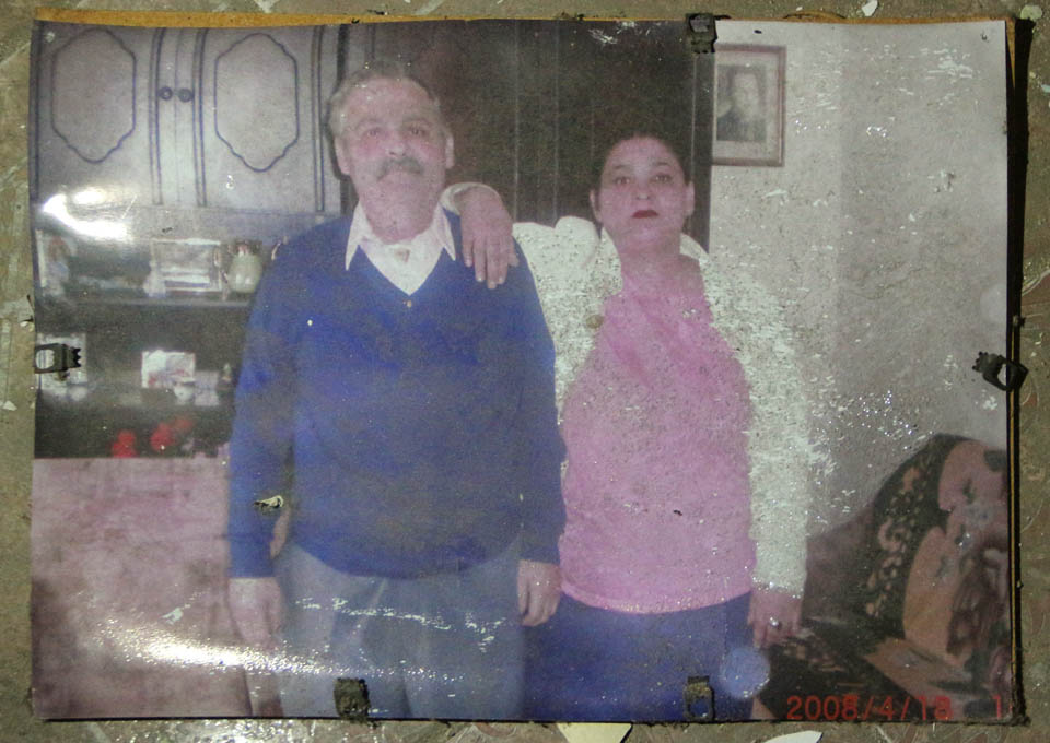 V roce 2008 byl dům ještě intenzivně obydlený. Poslední obyvatelé odešli o pár měsíců později. Jak se jim dnes daří? Rádi bychom je poznali.