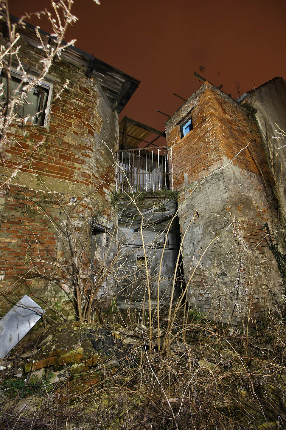 Pohled ze dvora na téměř deset let neobývaný dům působí skličujícím dojmem.
