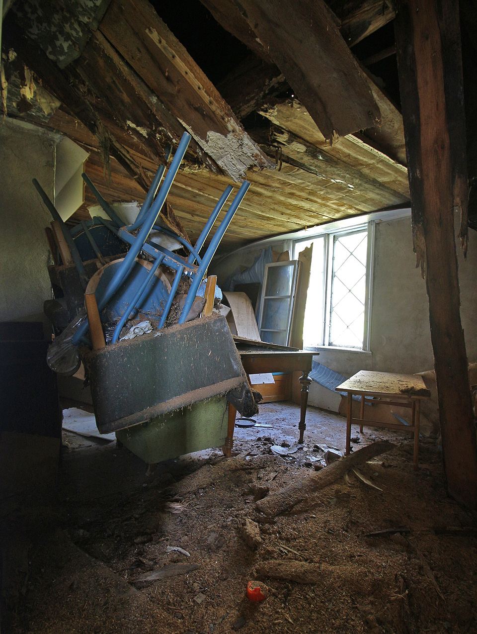 Harampádí na půdě působí doslova umělecky, nezávisle na dalších okolnostech.