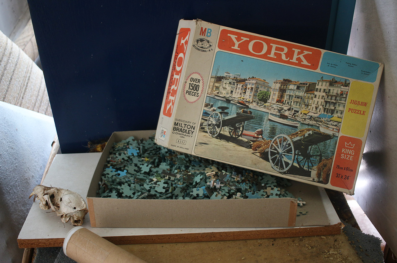 Puzzle od Miltona Bradleyho už asi nikdo nesloží. Původně mělo přes 1500 dílků, z nichž ovšem část již použily na stavbu svých pelíšků hladové myši.