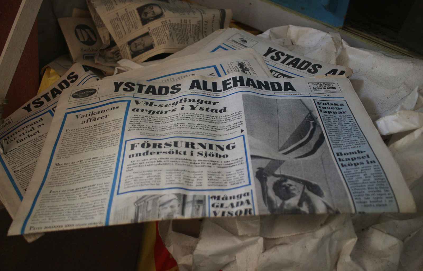 Dvoubarevný ystadský deník referuje o událostech roku 1982. Na politické scéně se tehdy nedělo nic převratného, nejzajímavější jsou výsledky cyklistických závodů.