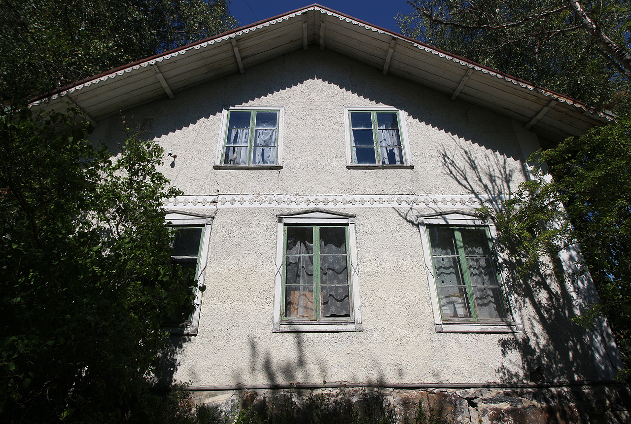 Pohled na prosluněnou jižní fasádu domu nenapovídá, že jde o víc než 30 let opuštěnou stavbu. 