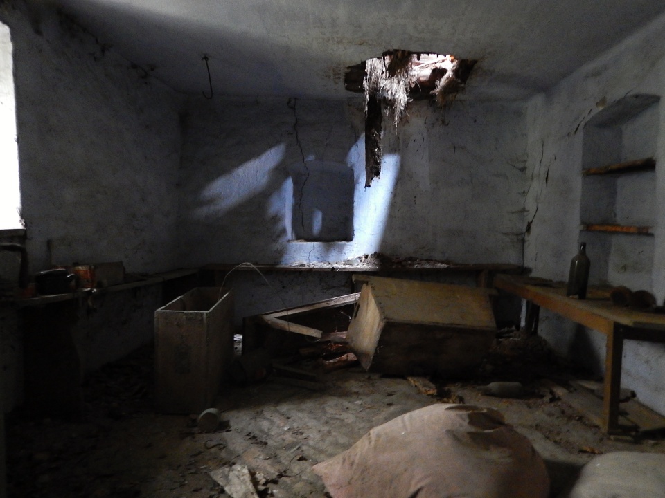 To je díra ve stropě, jak kdyby tudy vyletěl Faust (pozn. od Čápa, prosím smazat).