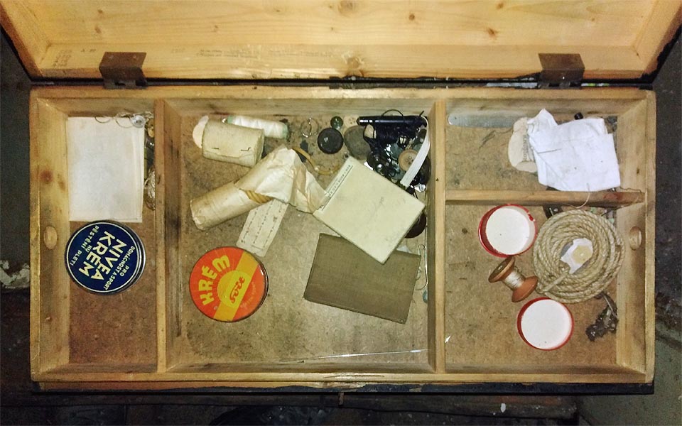 Než se otevřeným oknem do domu nahrnuli zloději, nacházela se tu kouzelná truhla plná starobylostí.