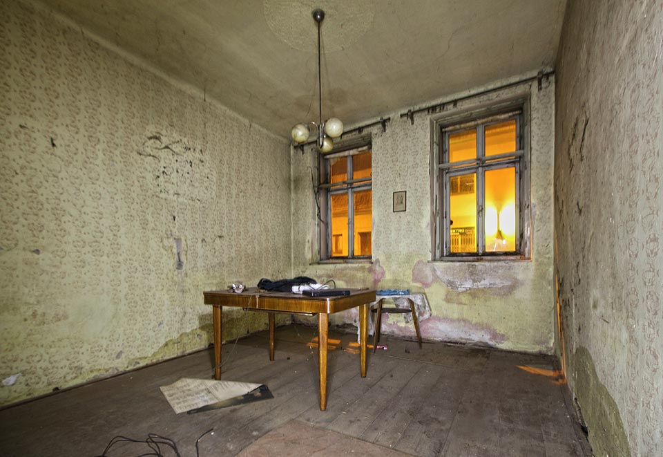 Hlavní pokoj v době před poničením domu.