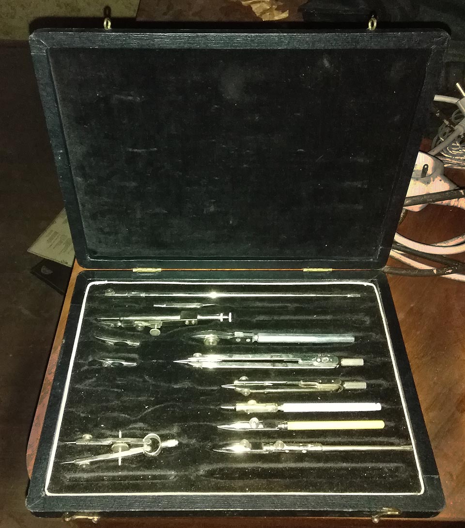 Po obyvatelích zde mnoho vybavení nezbylo. Jedním z mála kusů byla tato elegantní sada inženýrských kružidel. Stejně jako ostatní věci byla, poté, co někdo vypáčil okno z ulice, zřejmě ukradena.