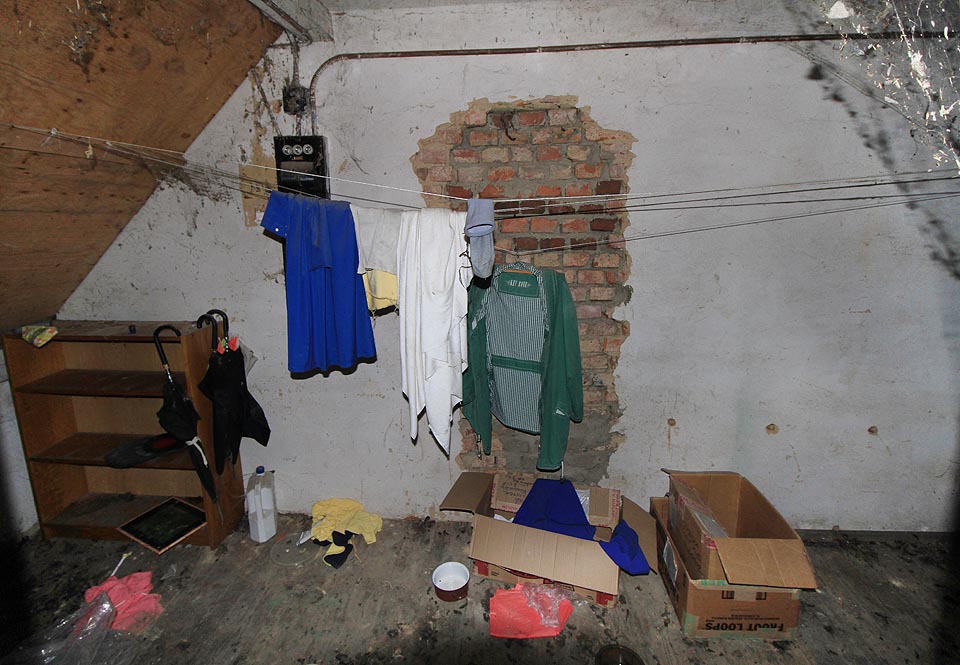 Některé kousky prádla zůstaly ještě viset na šňůře. Některé kousky prádla zůstaly ještě viset na šňůře.