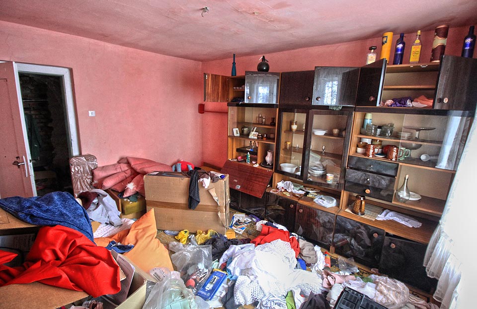 Obývací pokoj v prvním patře je v relativně zachovalém stavu. Zloději pouze vyházeli všechno vybavení na podlahu, rozbitého ale není nic. Obývací pokoj v prvním patře je v relativně zachovalém stavu. Zloději pouze vyházeli všechno vybavení na podlahu, rozbitého ale není nic.