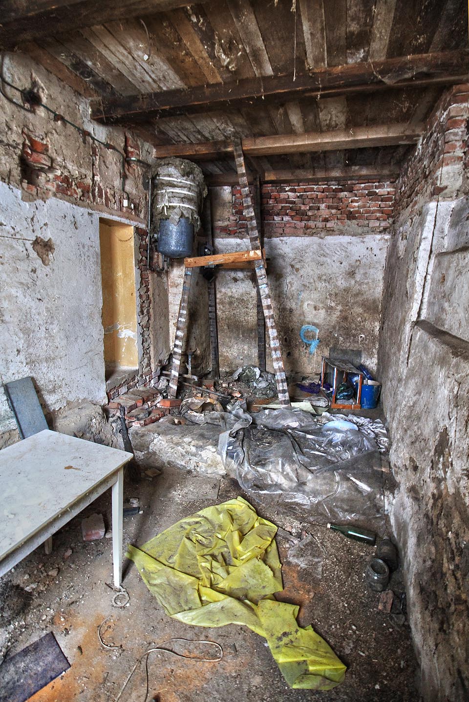 Komora s bojlerem a zbytky regálů. Ještě nedávno bylo tohle všechno v provozu.