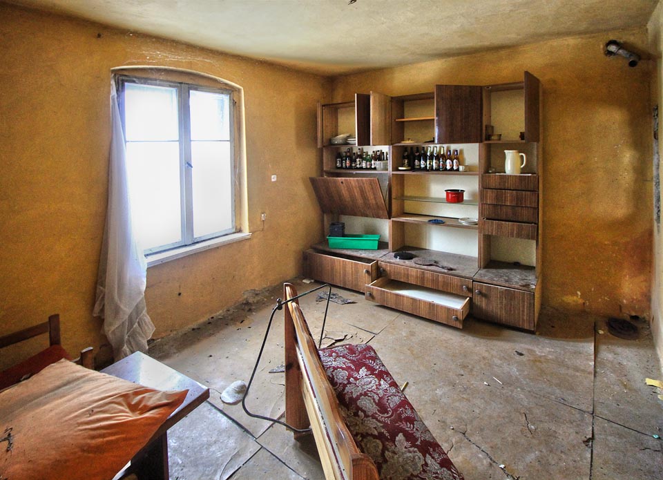 Pustý obývák by byl takřka dokonalou klubovnou. Jedině sbírka ve vitríně vypovídá o vášni někdejšího obyvatele. Pustý obývák by byl takřka dokonalou klubovnou. Jedině sbírka ve vitríně vypovídá o vášni někdejšího obyvatele.