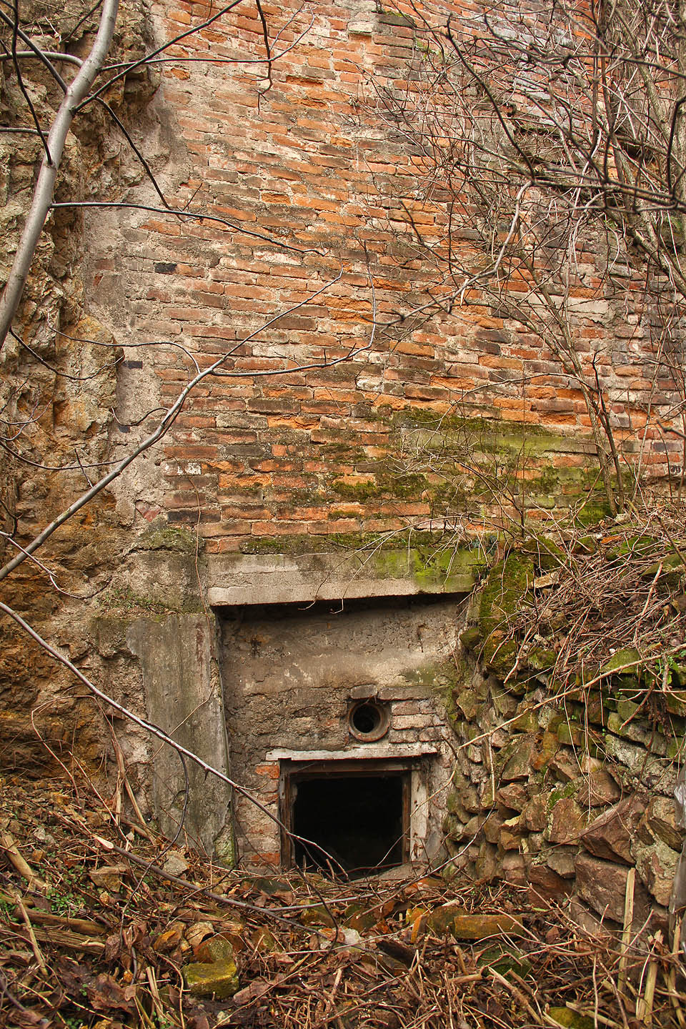 V jeho patě se ukrývá lákavě vypadající vstup do podzemí.