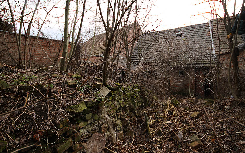 Zahrádka za domem č. 63 je jako klášterní zahrada za klubovnou Rychlých šípů.