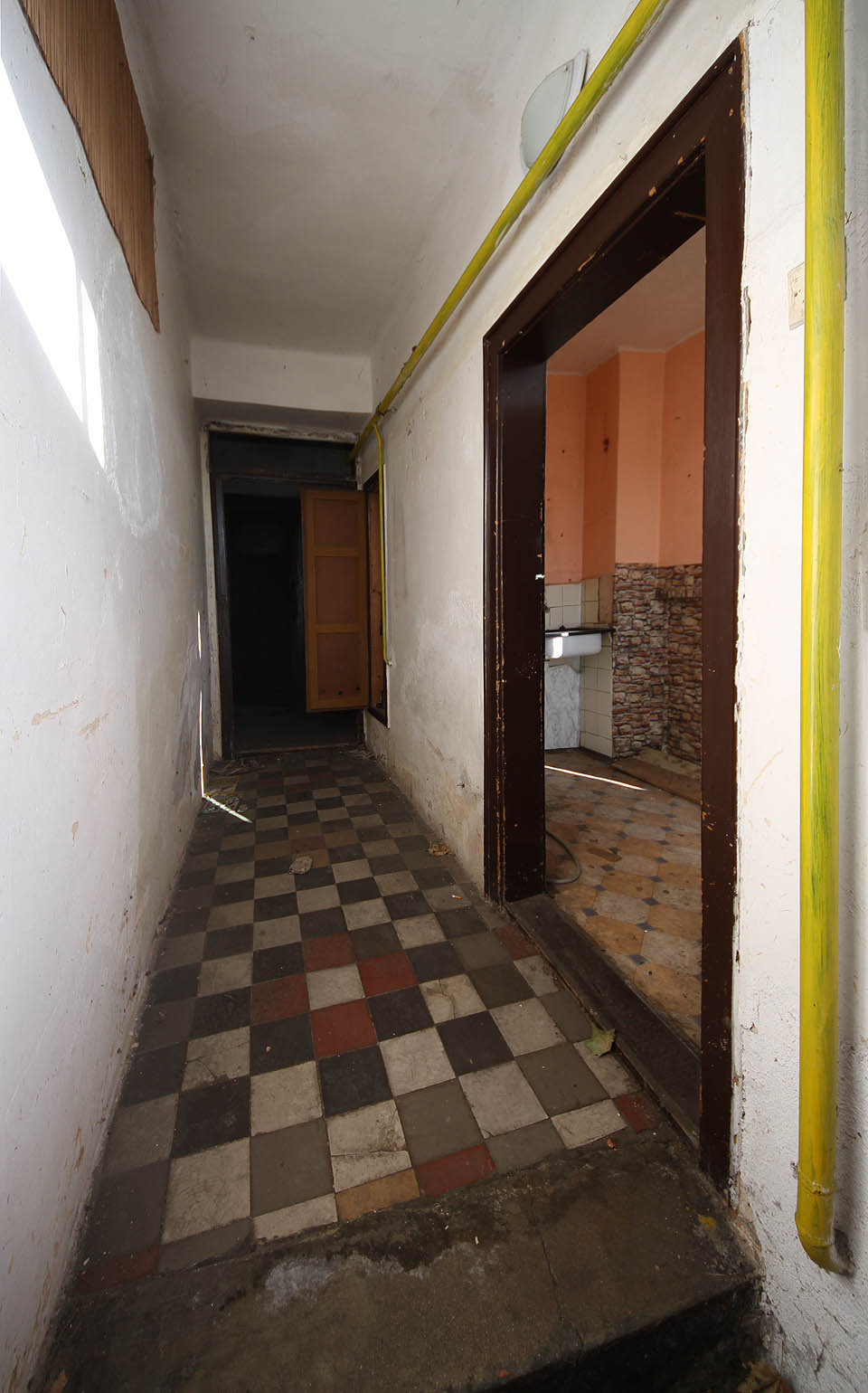 Ačkoliv je dlažba v chodbě domu č. 71 ve skutečnosti pětibarevná, přesto připomíná depresivní vzory na chodbách Ústavu matematiky a statistiky <a href="/Tema/Masarykova univerzita">Masarykovy univerzity</a>.