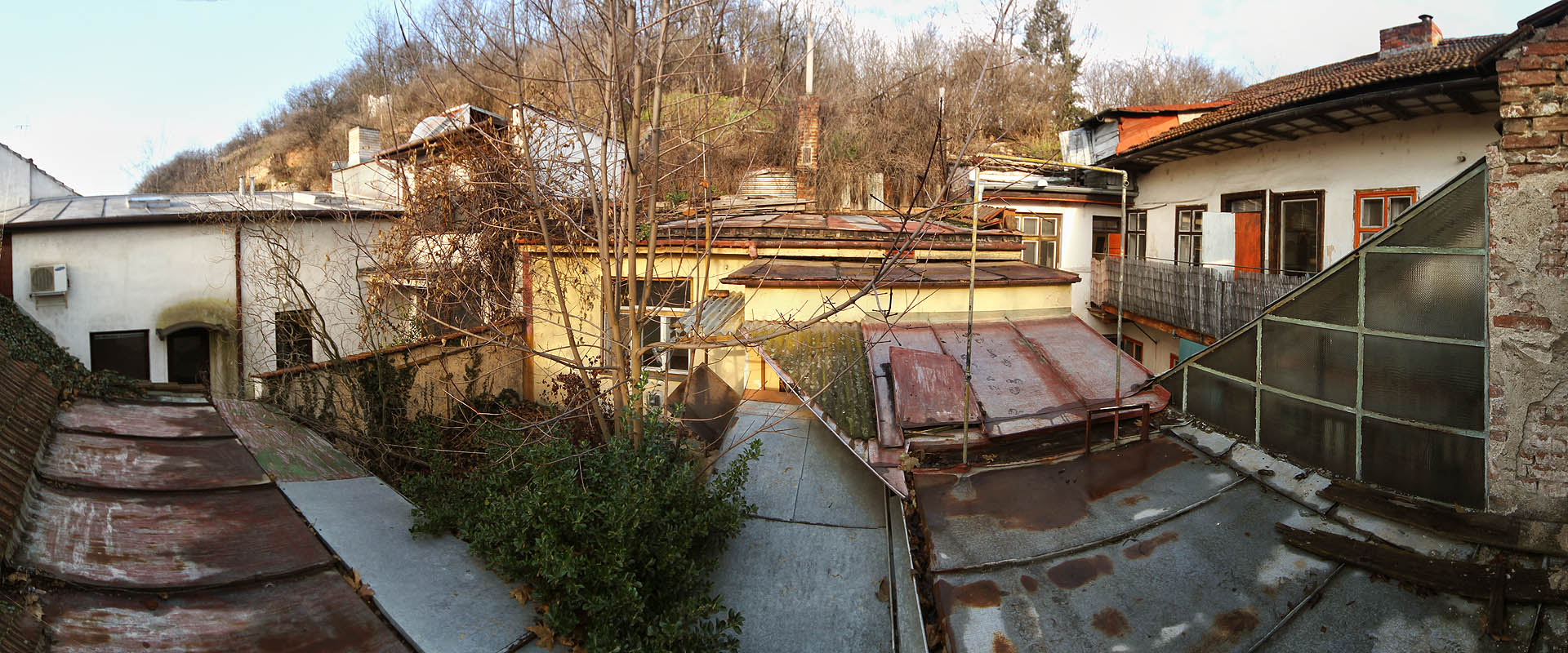 Při pohledu z ploché stříšky <a href="/Tema/Rodinný dům Provazníkova 69">domu č. 69</a> vidíme postupně dvorky domů č.  <a href="/Tema/Rodinný dům Provazníkova 67">67</a>, <a href="/Tema/Rodinný dům Provazníkova 69">69</a> a  <a href="/Tema/Rodinný dům Provazníkova 71">71</a>.