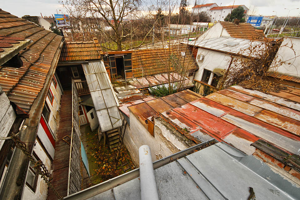 Jako jediným disponuje dům č. 71 pavlačí, ke které vedou strmé schůdky se střechou z drátoskla. Jeho dvorek působí správně maloměstským dojmem.