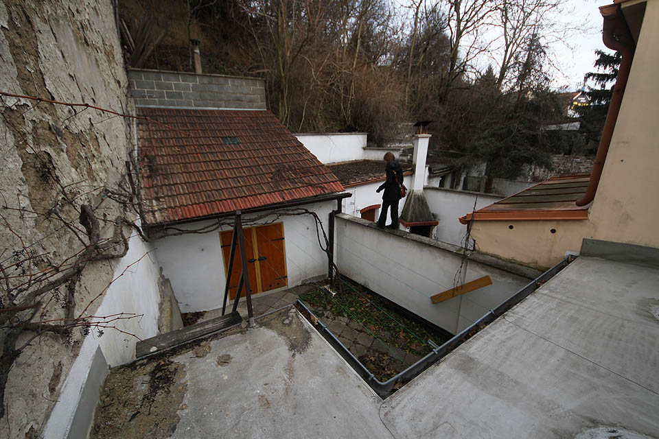 Některé dvorky odděluje jen zídka, přes kterou lze nakouknout k sousedům, jindy jde o stěnu o výšce několika pater.