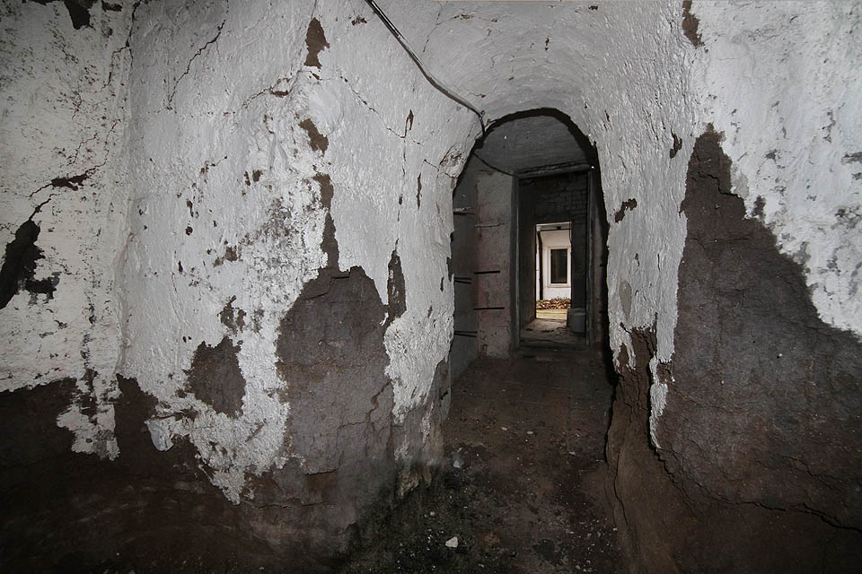 Dům č. 73 má pravděpodobně ze všech nejzajímavější sklepy. Několik postupně vyražených místností za sebou přopomíná korálky na provázku.