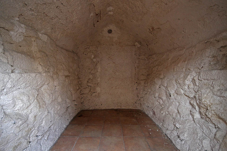 Také dům č. 75 disponuje malým sklípkem. Podzemí zřejmě pokračovalo hlouběji pod kopec Lozíbky, vstup je ale zjevně zazděný.