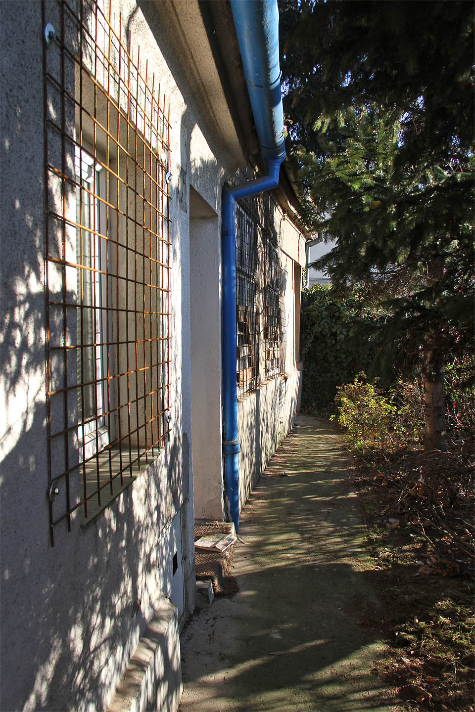 Okna obrácená k jihu a bujná předzahrádka z něj dělají na první pohled příjemné místo k životu.