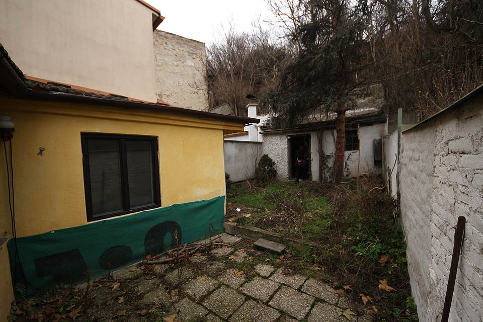 Také v zahrádce roste jeden smrk a pod svahem se krčí malá dílna.