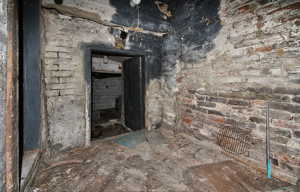 Také zde nechybí vstup do podomácku vybudovaného sklepa v podzemí skály na úbočí Husovického kopce alias Lozíbek.