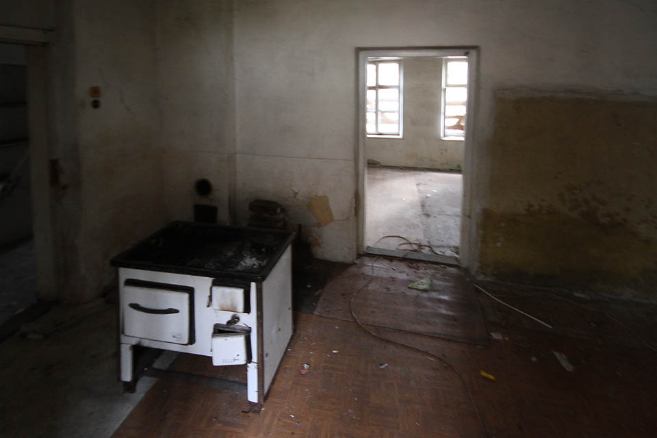 V kuchyni zůstal funkční sporák na tuhá paliva. Komu by se ještě dnes chtělo přikládat při vaření?