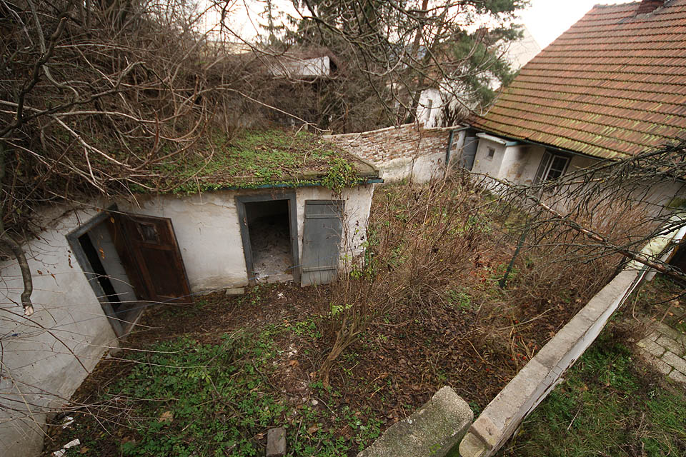 Zahrádka nepraidelného tvaru je v rámci kolonie spíše nadstandardní. V zadní části tmavého dvorku pod skálou se nachází vstupy do několika kůlniček a chlívků.