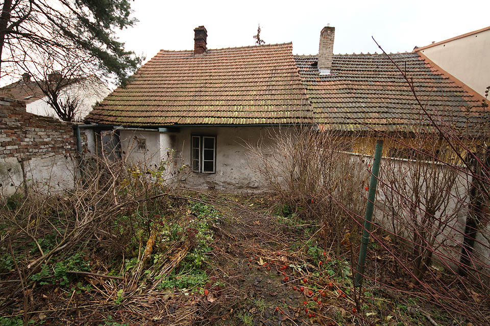 Domečky stojí jeden vedle druhého jako krabičky od čaje. Prázdné ovšem a vyvanulé.