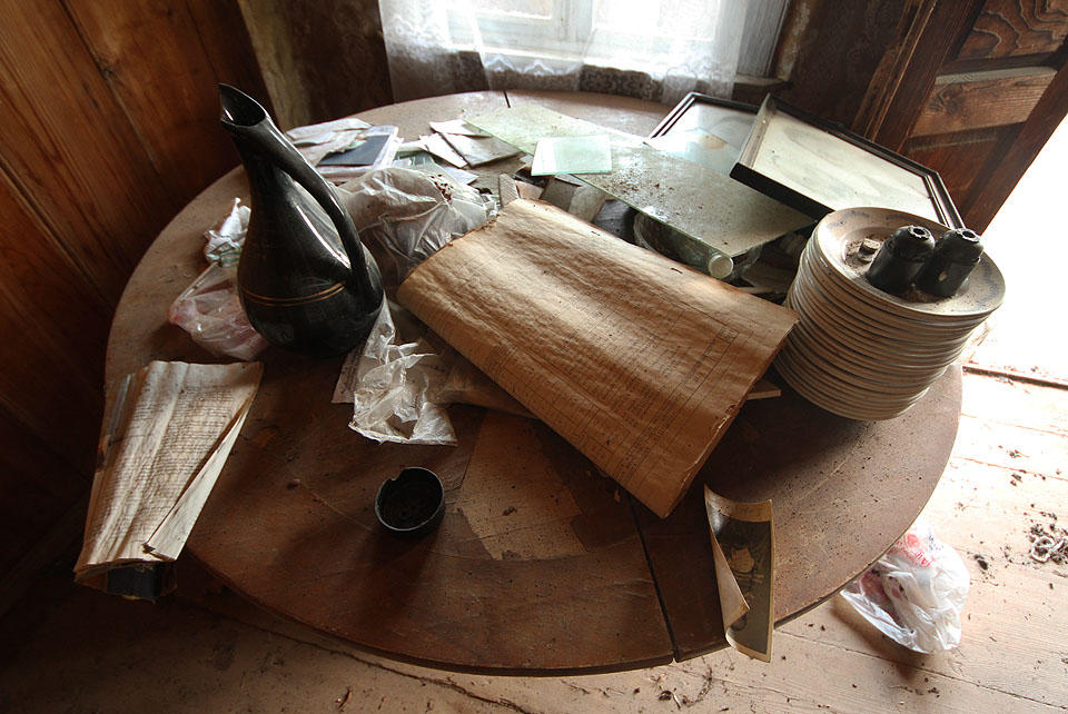 Na jídelním stole zůstala řada předmětů každodenního užití od skutečně historických kousků až po postbruselské designové výstřelky. A taky nějaké to čtení, fotky, maturitní vysvědčení a rodné listy… Na jídelním stole zůstala řada předmětů každodenního užití od skutečně historických kousků až po postbruselské designové výstřelky. A taky nějaké to čtení, fotky, maturitní vysvědčení a rodné listy…