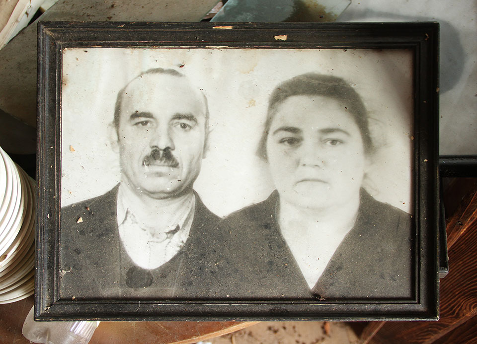 Portrét zřejmě nejstarší generace rodiny majitelů, kteří si po válce dům vlastníma rukama na svahu nad řekou vystavěli. Portrét zřejmě nejstarší generace rodiny majitelů, kteří si po válce dům vlastníma rukama na svahu nad řekou vystavěli.