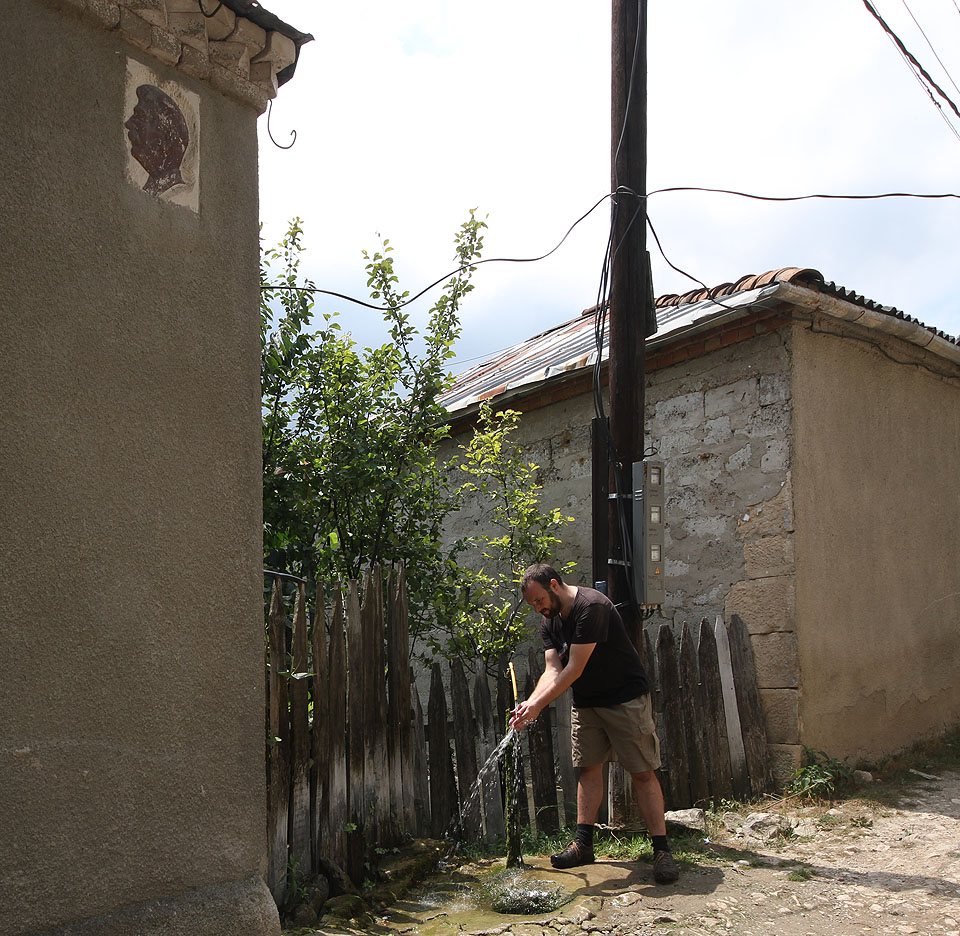 Kdo se při návštěvě opuštěného domu ušpiní, může se navíc umýt a občerstvit v nedaleké Stalinově studánce, která slouží obyvatelům obce bez vodovodu jako kašna. Kdo se při návštěvě opuštěného domu ušpiní, může se navíc umýt a občerstvit v nedaleké Stalinově studánce, která slouží obyvatelům obce bez vodovodu jako kašna.