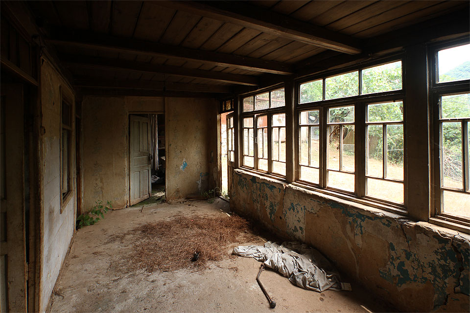 V Gruzii panuje subtropické klima, proto není po velkou část roku nutné topit a život se může odehrávat v prosklených verandách a lódžiích. V Gruzii panuje subtropické klima, proto není po velkou část roku nutné topit a život se může odehrávat v prosklených verandách a lódžiích.