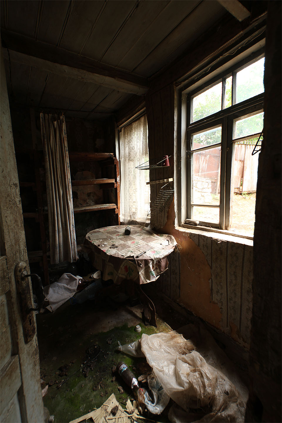 Láhve od světově proslulé minerálky Bordžomi svědčí o tom, že se v domě bydlelo ještě před ne více než deseti roky. Láhve od světově proslulé minerálky Bordžomi svědčí o tom, že se v domě bydlelo ještě před ne více než deseti roky.