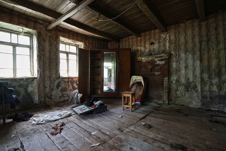 Obytná jizba polosuterénního patra byla zařízena skromně. Vpravo od skříně je vidět zbytek otevřeného krbu, který sloužil k vytápění místnosti. Obytná jizba polosuterénního patra byla zařízena skromně. Vpravo od skříně je vidět zbytek otevřeného krbu, který sloužil k vytápění místnosti.