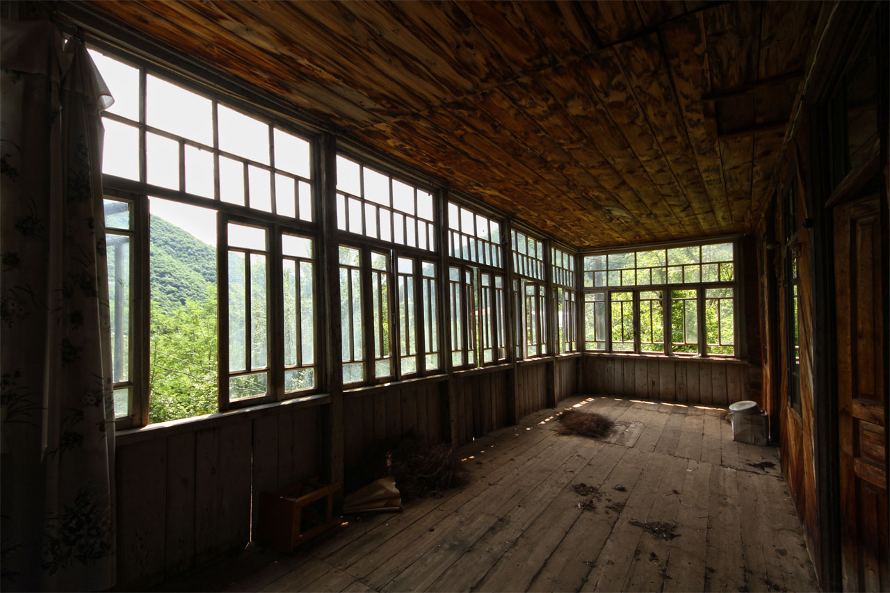 Hlavně v létě se většina života v domě odehrávala na prosklené lodžii s náramným výhledem na strmé svahy nad řekou Kvirilou, jejíž černočerné vody unáší údolím manganový prach a hlušinu z dolů v nedaleké Čiatuře. Pravděpodobně odtud se móda dřevněých lodžií během 19. století rozšířila po celém Rusku. Hlavně v létě se většina života v domě odehrávala na prosklené lodžii s náramným výhledem na strmé svahy nad řekou Kvirilou, jejíž černočerné vody unáší údolím manganový prach a hlušinu z dolů v nedaleké Čiatuře. Pravděpodobně odtud se móda dřevněých lodžií během 19. století rozšířila po celém Rusku.