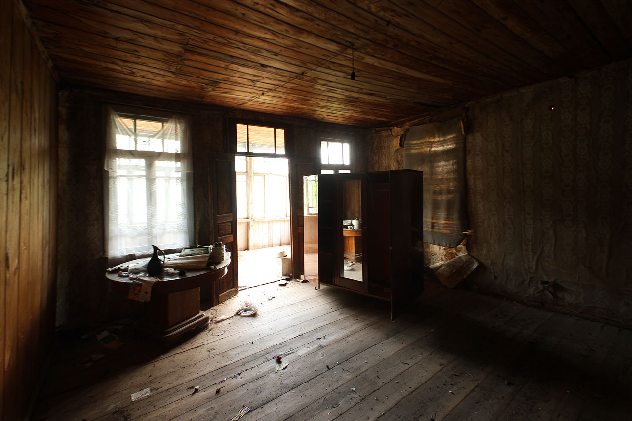 Hlavní jizba prvního patra je cele obložená dřevem, které hezky voní i barví světlo pronikající částečně zabarikádovanými okny. Hlavní jizba prvního patra je cele obložená dřevem, které hezky voní i barví světlo pronikající částečně zabarikádovanými okny.