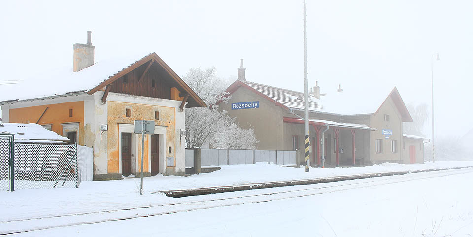 Železniční zastávka Rozsochy v mrazivém lednovém dni roku 2017.