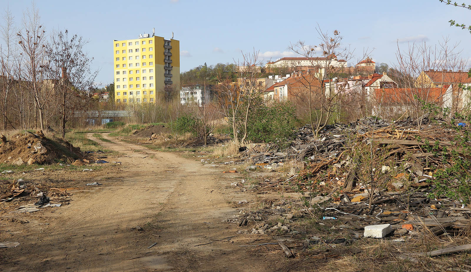 Areál <a href="/Tema/Oděvní továrna Kras">bývalé továrny Krasu</a> zeje v roce 2018 prázdnotou. Prakticky veškeré tovární budovy byly zbourány před jedenácti roky, až na pár pozůstatků.
