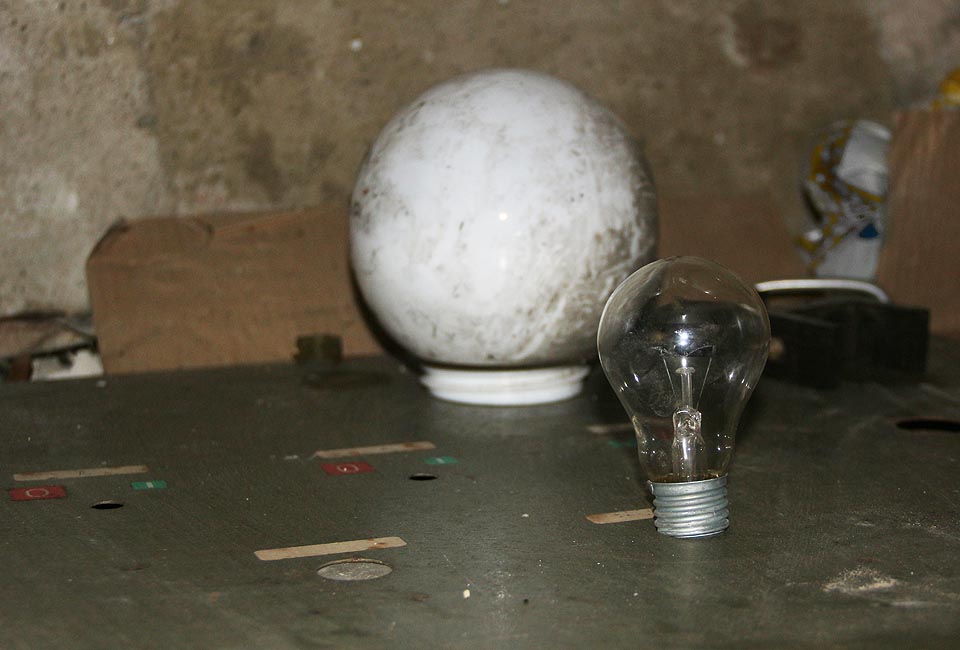 Elektřinou je to tu obrazně zcela prosáklé. Mlnění je cítit i ve vzduchu, div, že se nerozsvítí žárovky na stole. Na podzim 2017 posloužila rozvodna ve hře Uličky jako klubovna stínadleské partě Světlonošů.