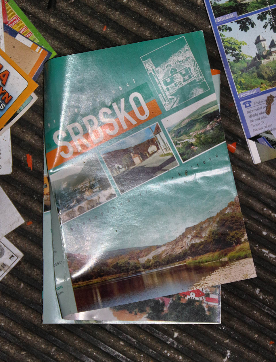 Snad urbexový bůh ze stroje narafičil do hynoucí rozvodny prospekty <a href="/Tema/Srbsko">obce Srbska</a>, sídla proslulého <a href="/Tema/Hotel Český kras Srbsko">opuštěného hotelu Český kras</a>.