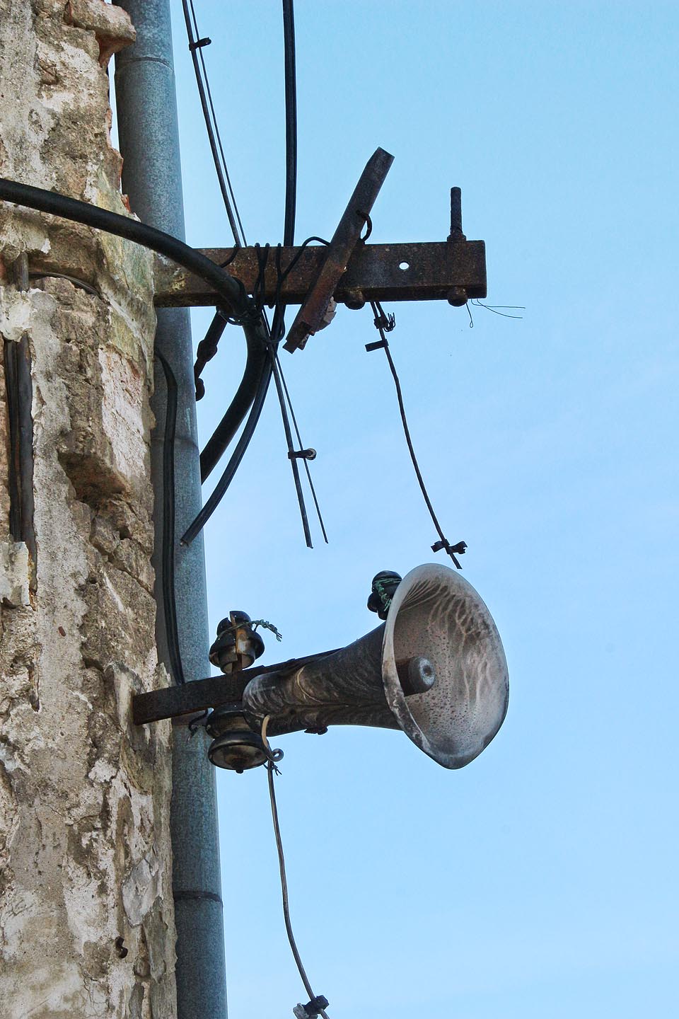 Na místě někdejší vrátnice zeje nechráněný průjezd, kterým do areálu proudí chodci (zkracující si tudy cestu na Poříčí), zlotřilci i policisté, kteří tu mají vždycky, co na práci. Všechny hlídá mlčenlivý tlampač, kterému už dávno odstřihli dráty.