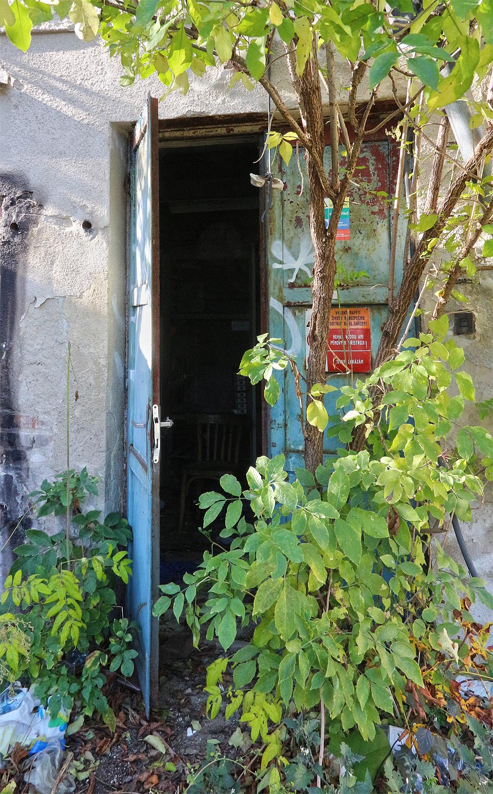 Odstřižených drátů je tu povícero. Zejména v protilehlé budově rozvodny, sloužící příležitostně jako nocležiště drogově závislých lumpenproletářů.