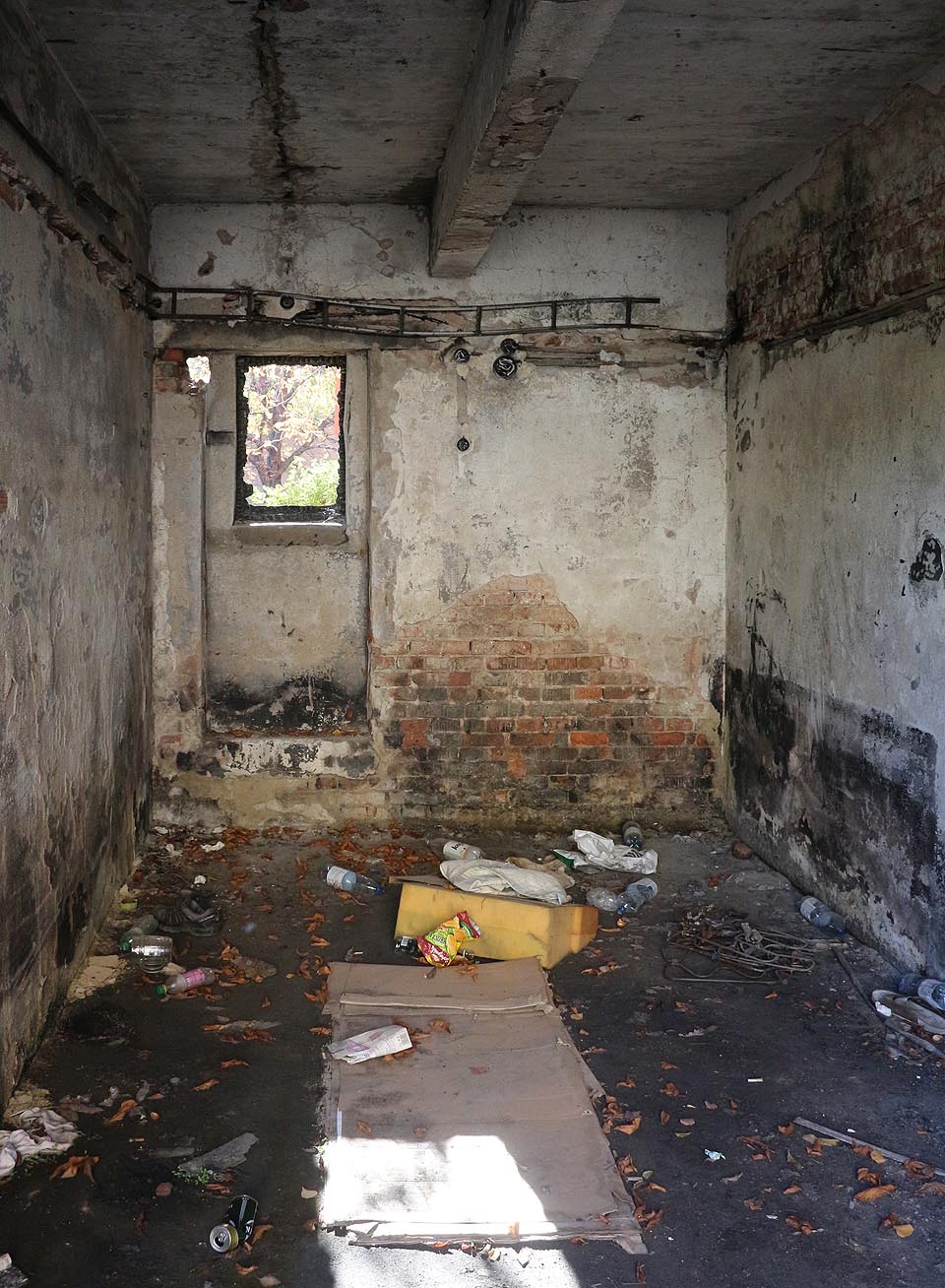 Bydlení tu má nevalnou úroveň. Ale neprší tady!