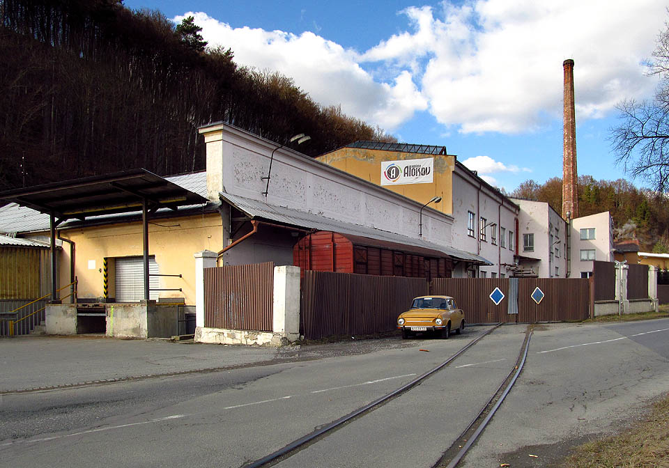 Mezi stanicí Ruda nad Moravou a závodem prochází silnice č. 369.