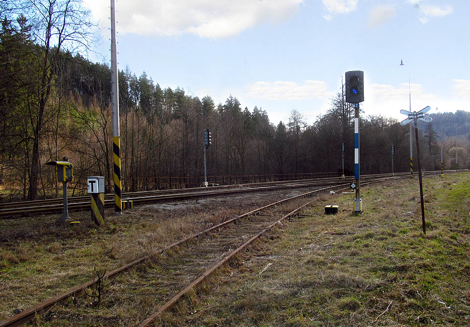 Pohled na jih, zpět ke stanici, na seřaďovací návěstidlo vlečky.