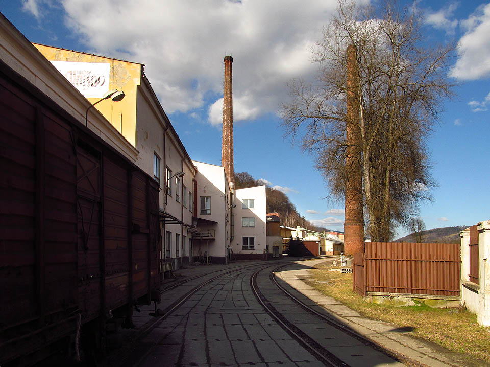 Pohled dovnitř areálu na nejjižnější kusou kolej.