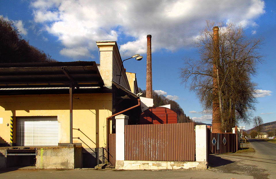 Poslední pohled od jihu na odstavený krytý vůz na kusé koleji.